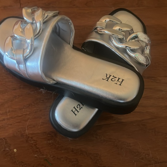 Size 8 silver slides, new, never worn, maximalist vibes! - Picture 2 of 5